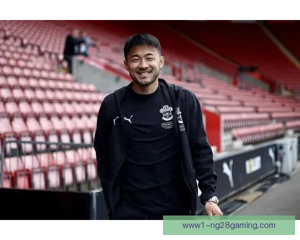 菅原由势正式加盟英超南安普顿开启新赛季征程 菅原由势正式加盟英超南安普顿开启新赛季征程
